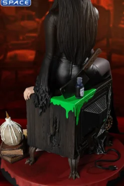 Elvira Static-6 Statue