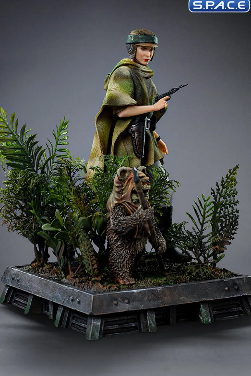 1/10 Scale Leia & Wicket Art Scale Statue