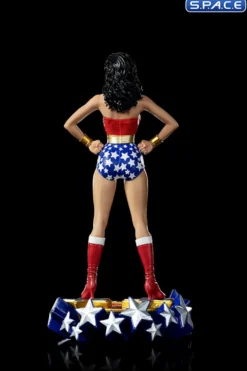 1/10 Scale Lynda Carter as Wonder Woman Deluxe Art Scale Statue