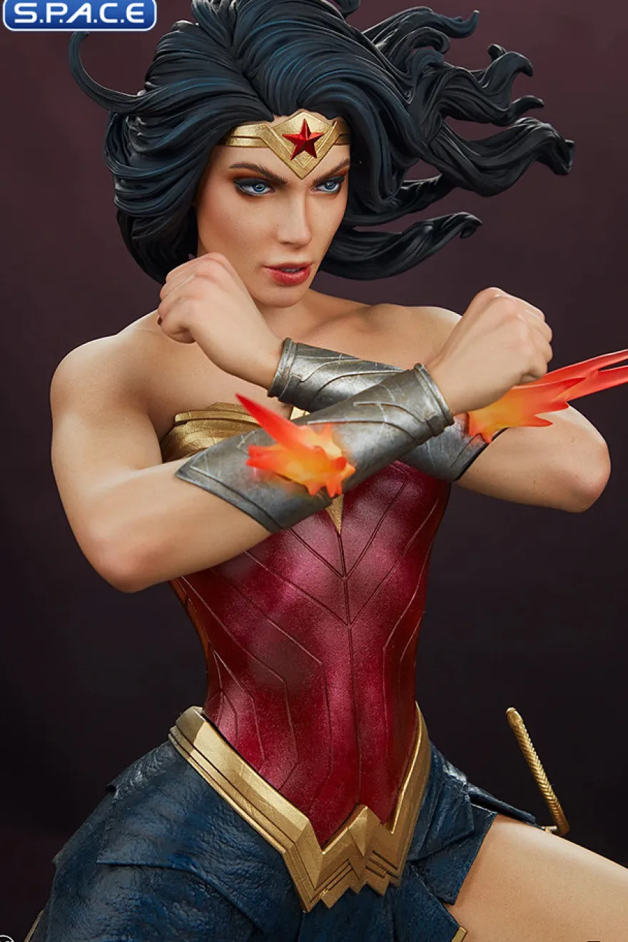Wonder Woman »Saving the Day« Premium Format Figure