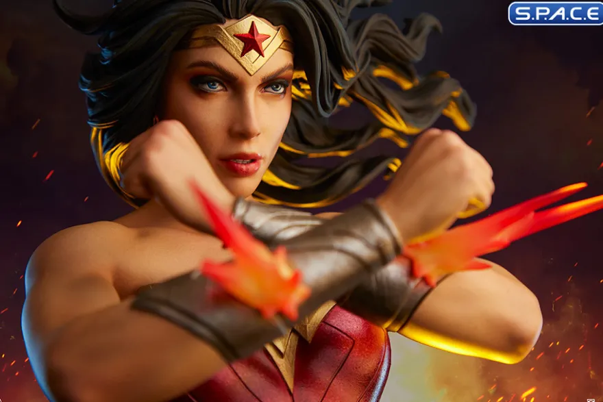 Wonder Woman »Saving the Day« Premium Format Figure