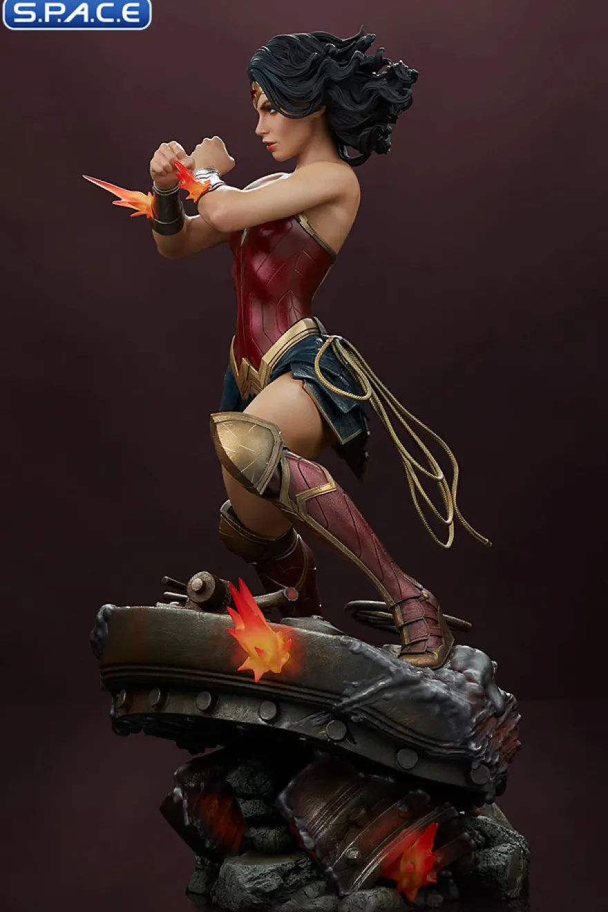 Wonder Woman »Saving the Day« Premium Format Figure