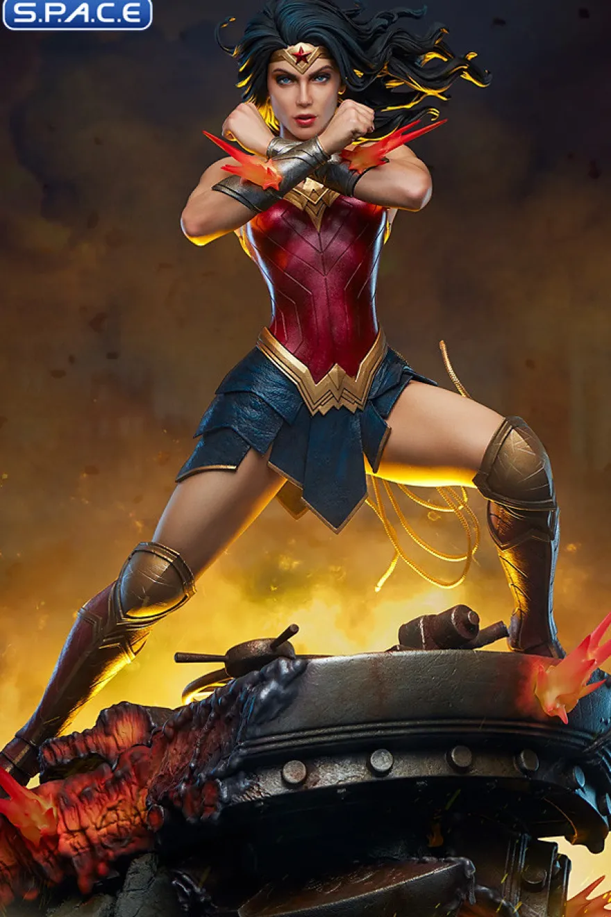 Wonder Woman »Saving the Day« Premium Format Figure