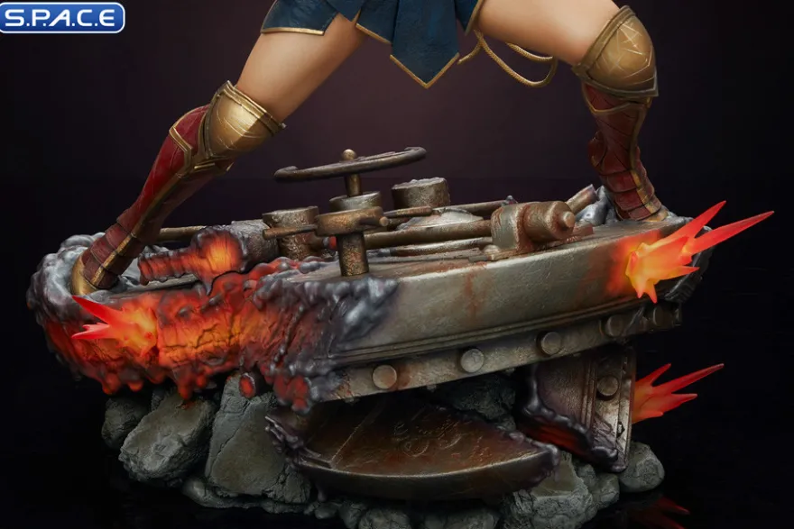 Wonder Woman »Saving the Day« Premium Format Figure