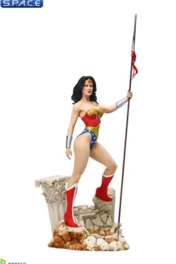 Wonder Woman Statue