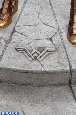 Wonder Woman Statue