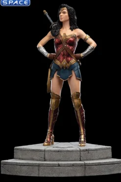 Wonder Woman Statue