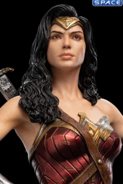 Wonder Woman Statue